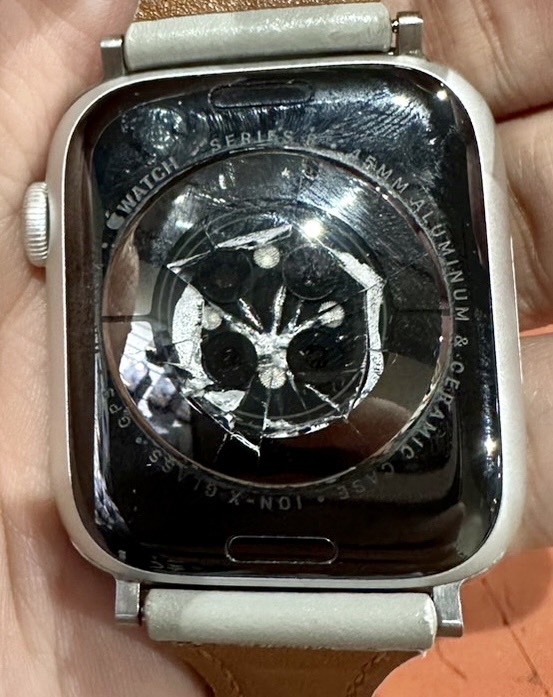 Apple Watch s8 後蓋破裂